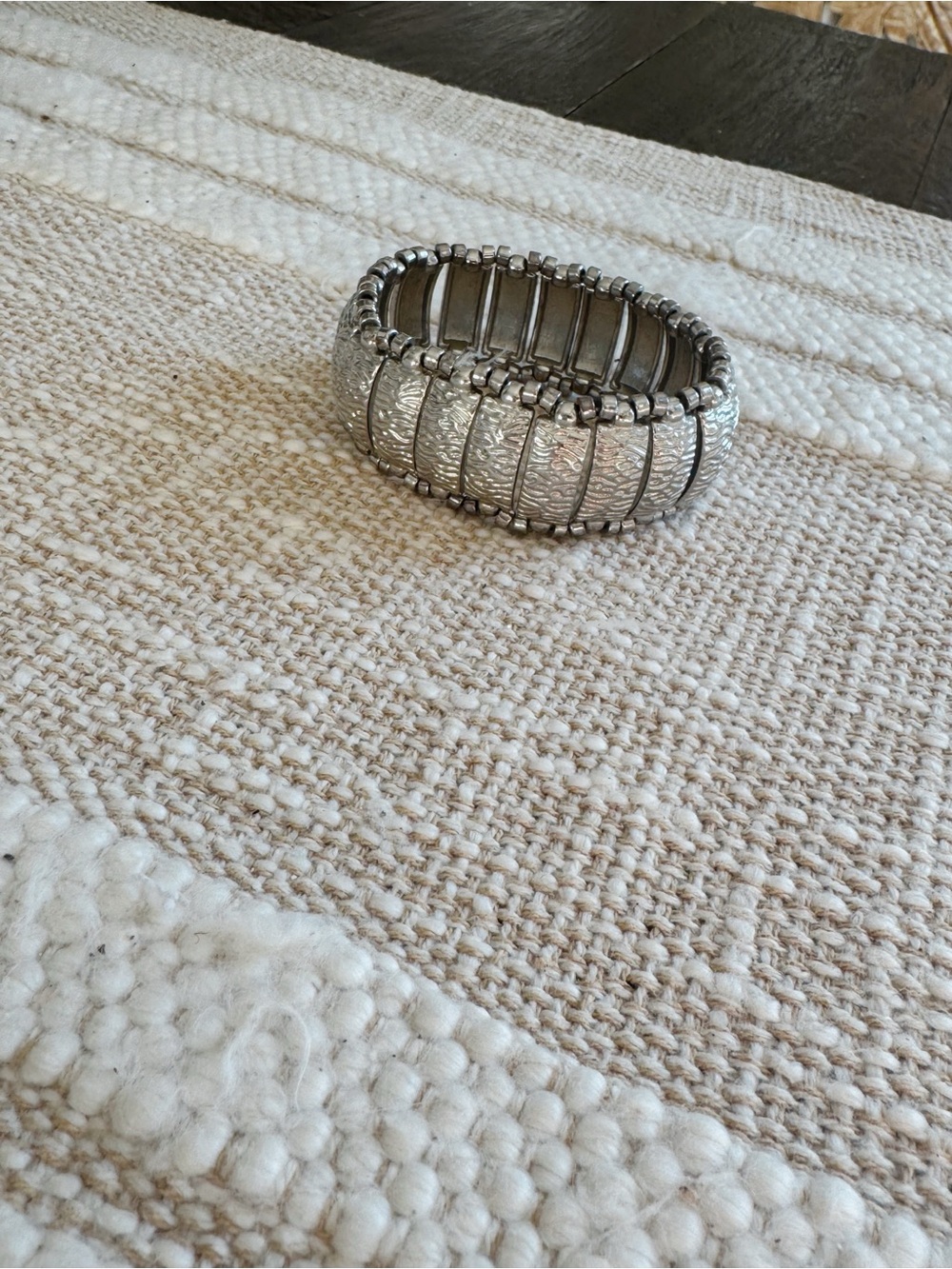 LIKE NEW 🩵 BEAUTIFUL SILVER STRETCH BRACELET/ BANGLE